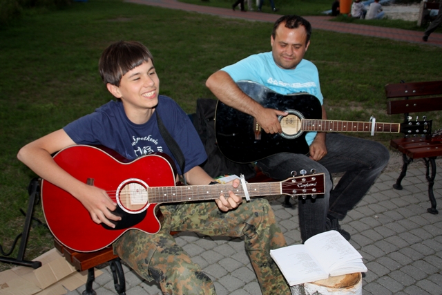 Wiktor dzień wcześniej przy ognisku.jpg