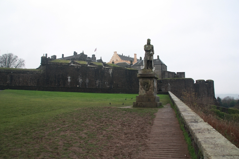 Na dziedzińcu zewnętrzym zamku Stirling pomnik Roberta I Bruce króla Szkocji , nosił przydomek Waleczne Serce. W filmie Gibsona przydomek ten nosił William Wallace..jpg