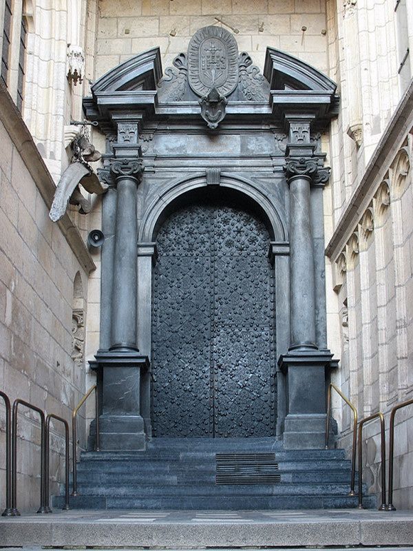Entrance__Wawel_cathedral0001.JPG