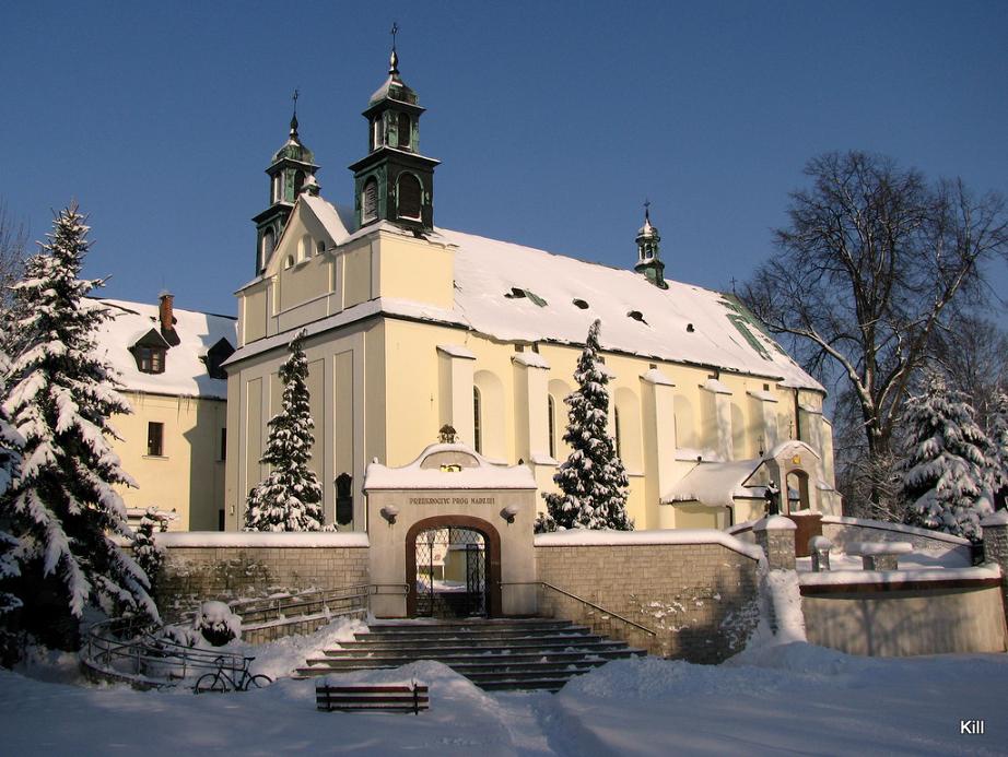 Klasztor w Leśniowie zimą